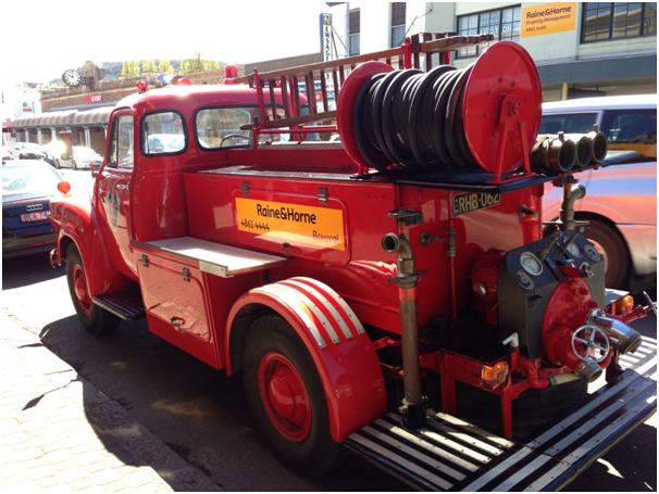I love this old fashioned fire truck :D