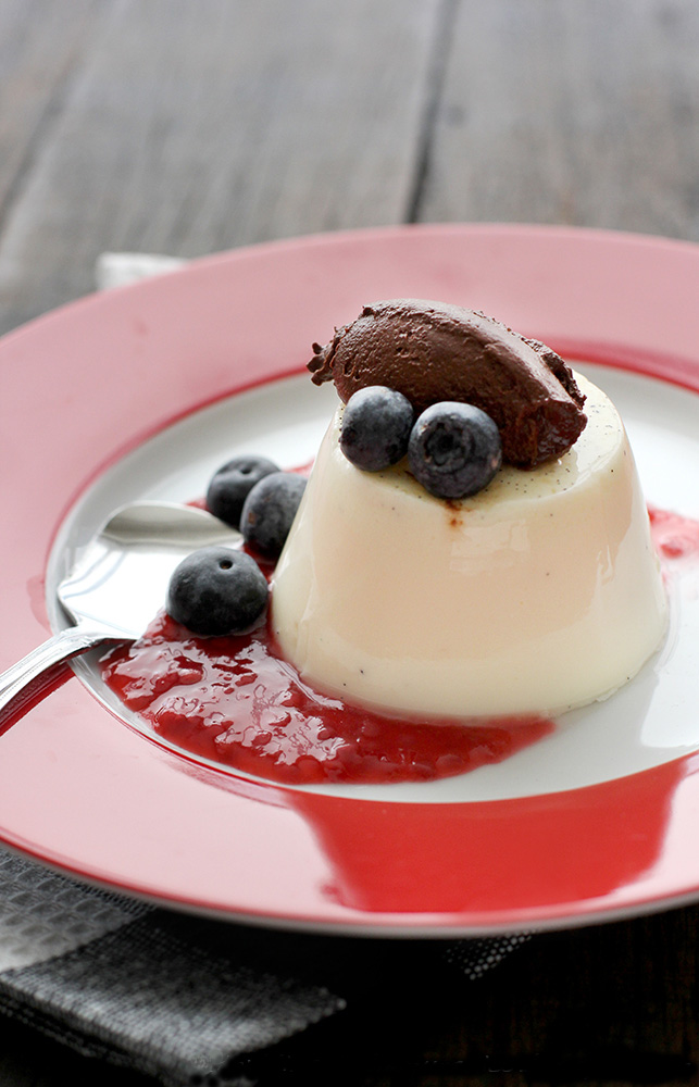 Panna_cotta_with_chocolate_mousse